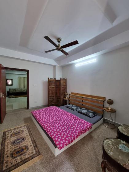 Three Bed Attached Bath Netflix Wifi Smart TV Parking Near Airport - image 5