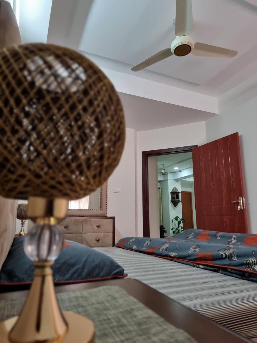 Three Bed Attached Bath Netflix Wifi Smart TV Parking Near Airport - image 6