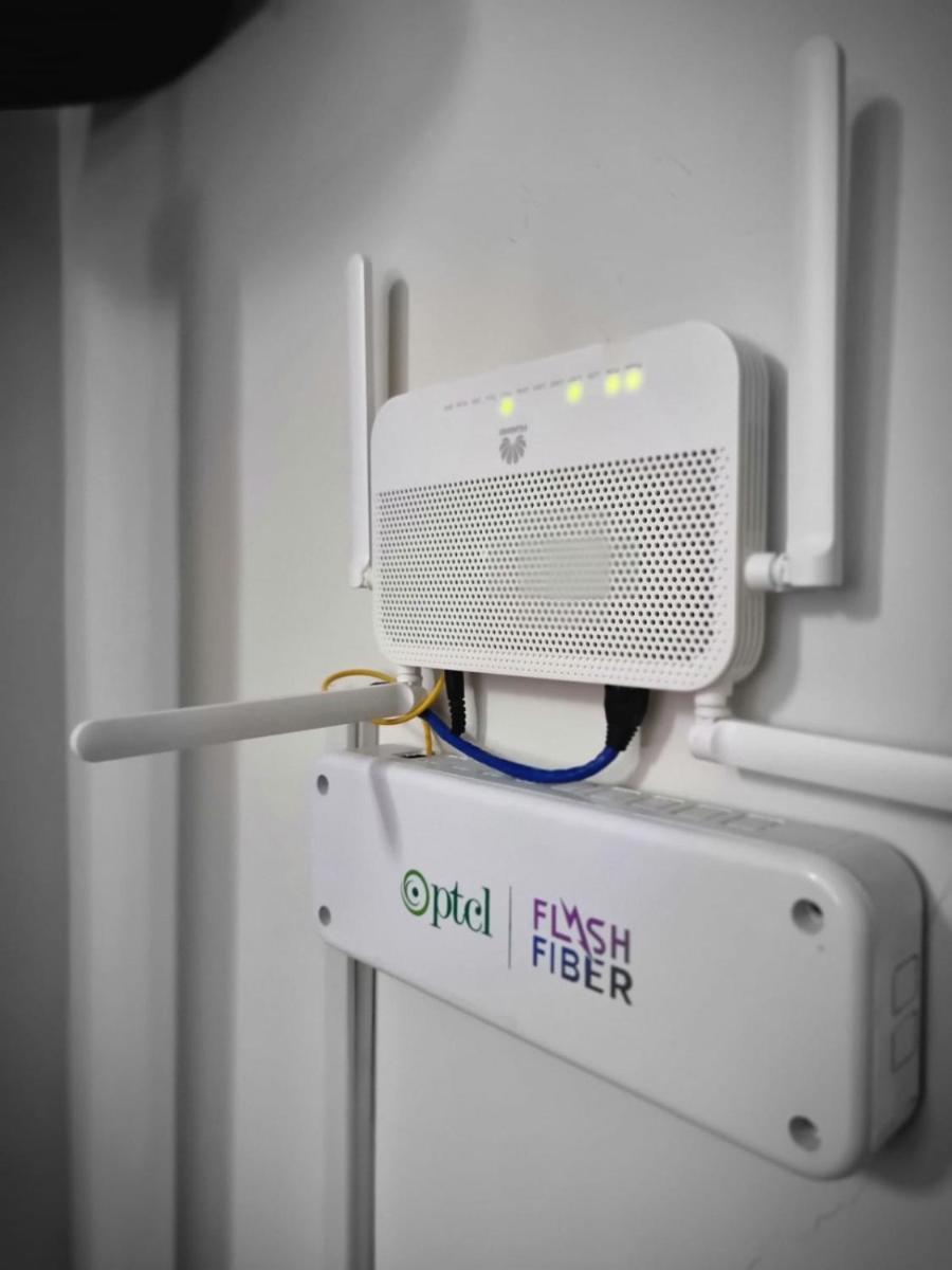 Three Bed Attached Bath Netflix Wifi Smart TV Parking Near Airport - image 7