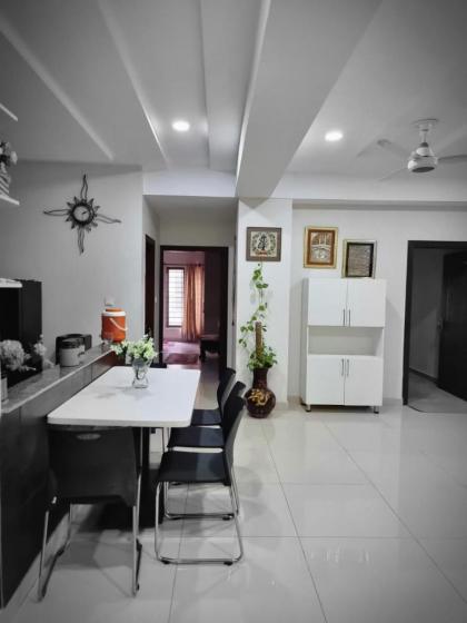 Three Bed Attached Bath Netflix Wifi Smart TV Parking Near Airport - image 8