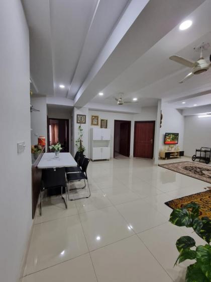Three Bed Attached Bath Netflix Wifi Smart TV Parking Near Airport - image 9
