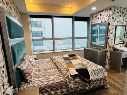 Luxury 2 Bedroom Apartment with Panoramic City View - image 14