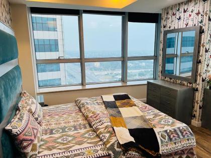 Luxury 2 Bedroom Apartment with Panoramic City View - image 19