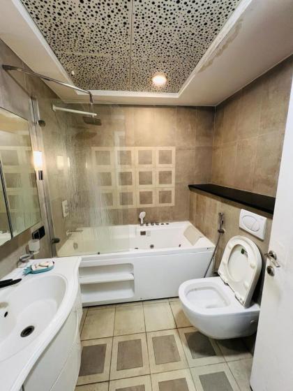 Luxury 2 Bedroom Apartment with Panoramic City View - image 2
