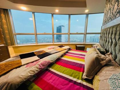 Luxury 2 Bedroom Apartment with Panoramic City View - image 23
