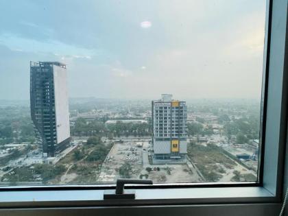 Luxury 2 Bedroom Apartment with Panoramic City View - image 24