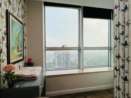 Luxury 2 Bedroom Apartment with Panoramic City View - image 25