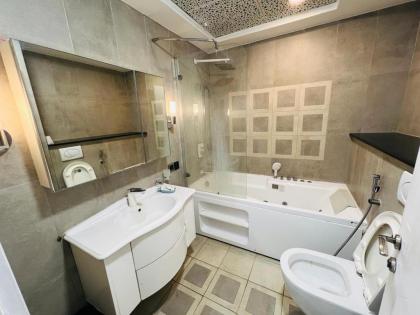Luxury 2 Bedroom Apartment with Panoramic City View - image 26