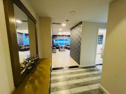 Luxury 2 Bedroom Apartment with Panoramic City View - image 27