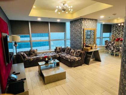 Luxury 2 Bedroom Apartment with Panoramic City View - image 3