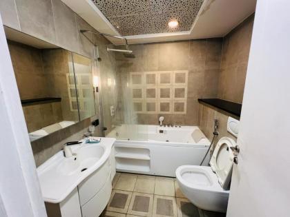 Luxury 2 Bedroom Apartment with Panoramic City View - image 4