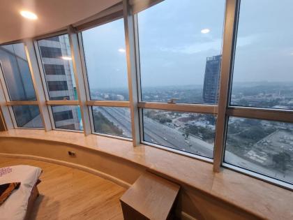 Luxury 2 Bedroom Apartment with Panoramic City View - image 5