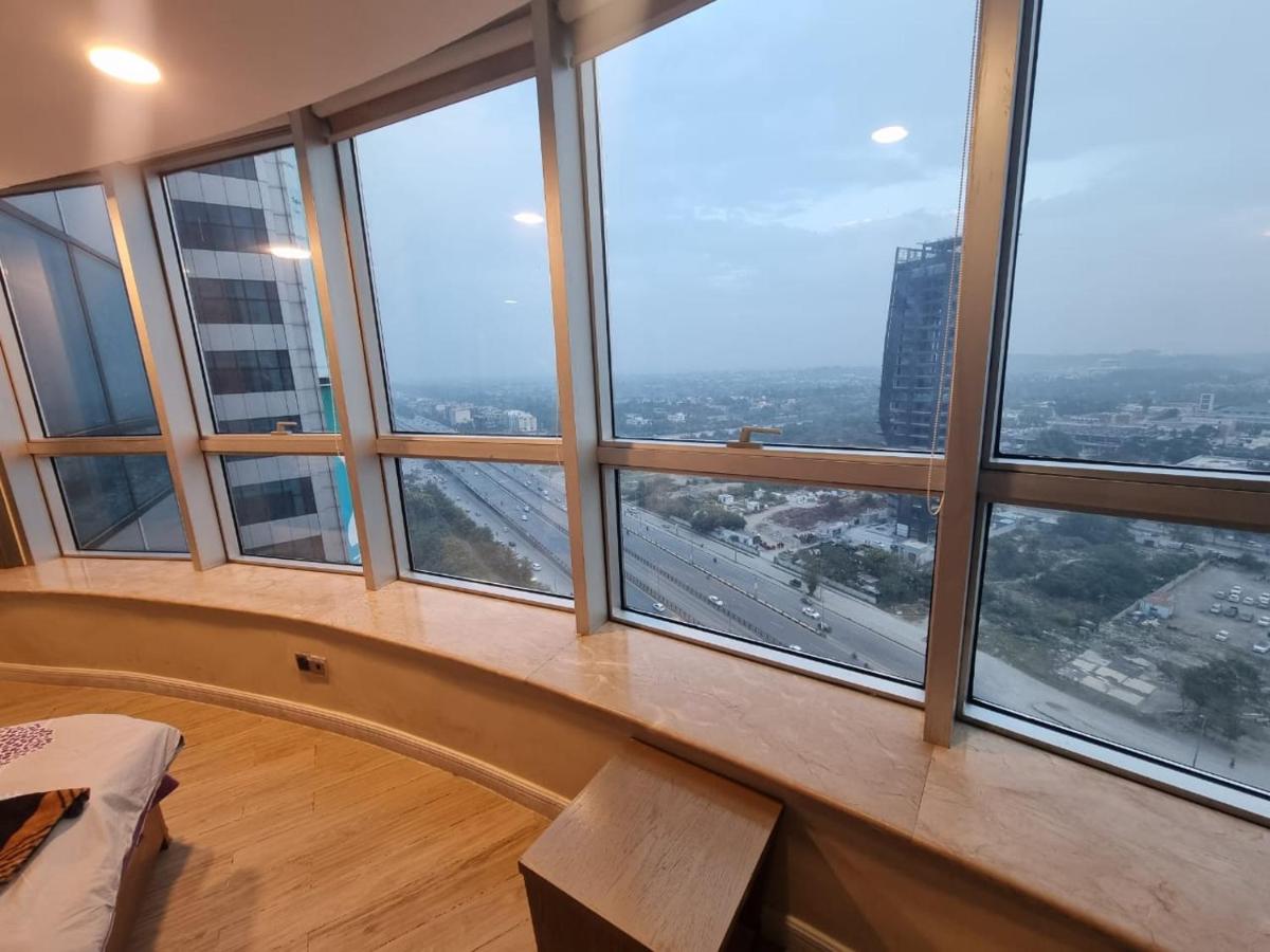 Luxury 2 Bedroom Apartment with Panoramic City View - image 5