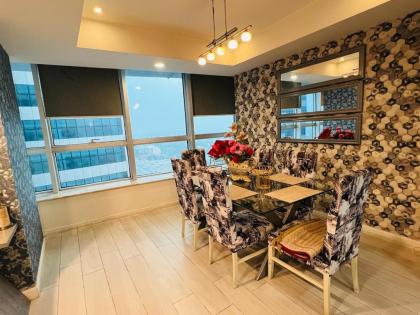 Luxury 2 Bedroom Apartment with Panoramic City View - image 9
