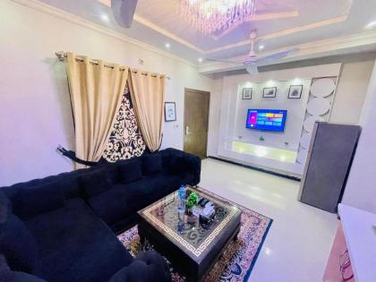 Luxurious 1 bedroom apt with Fast WiFi - image 2