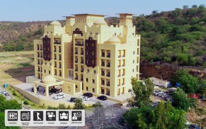 1-Bed Apartment with Golf Course Views - image 2