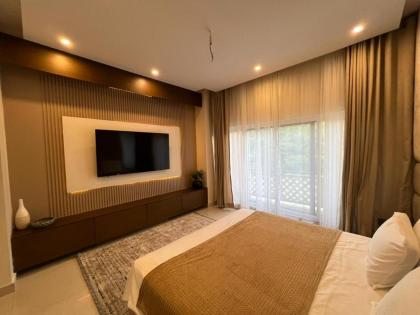 1-Bed Apartment with Golf Course Views - image 6