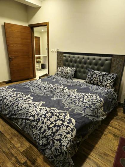 Aesthetic scenic luxurious apartment - image 14