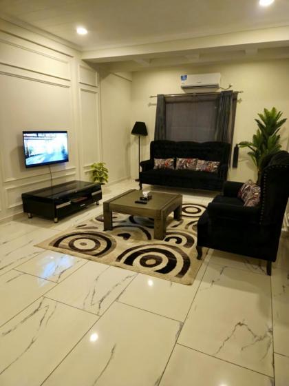 Aesthetic scenic luxurious apartment - image 22