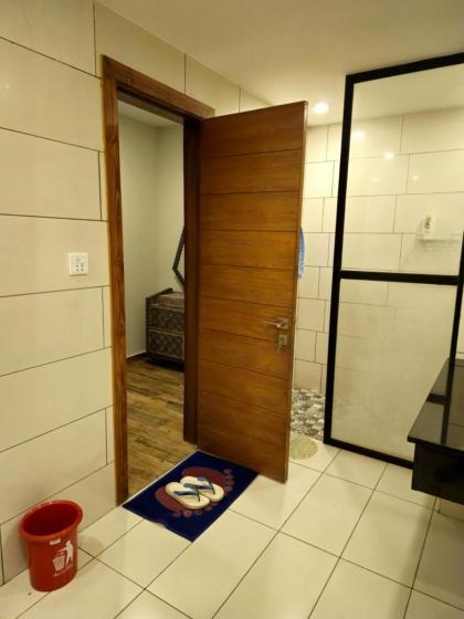 Aesthetic scenic luxurious apartment - image 23