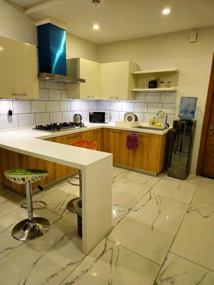 Aesthetic scenic luxurious apartment - image 24