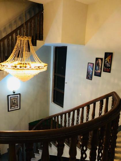Royal Executive - image 7