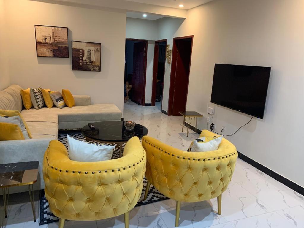 Newly Furnished Modern 3bed Apartment - main image