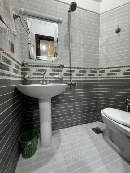 Sky Lodge Guest House - image 22
