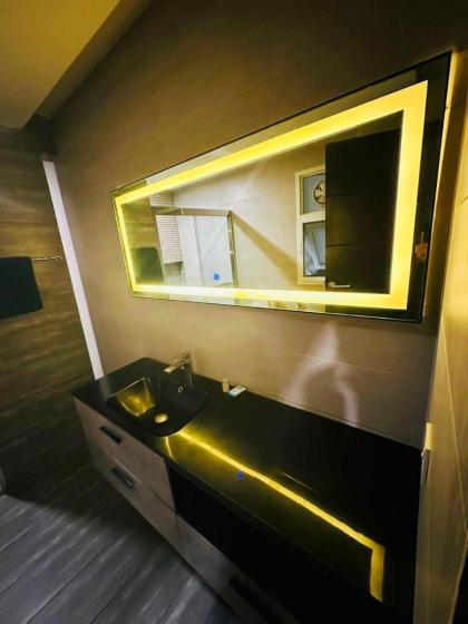Urban Oasis Retreat! 1 Bed Apartment - image 7